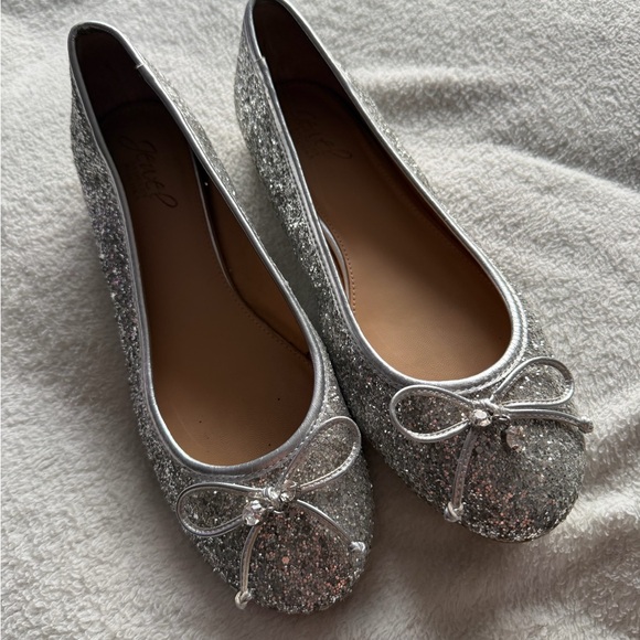 Badgley Mischka Shoes - Jewel Badgley Mischka Silver Glitter Ballet Flats - Crystal Bow Accent | Size 8